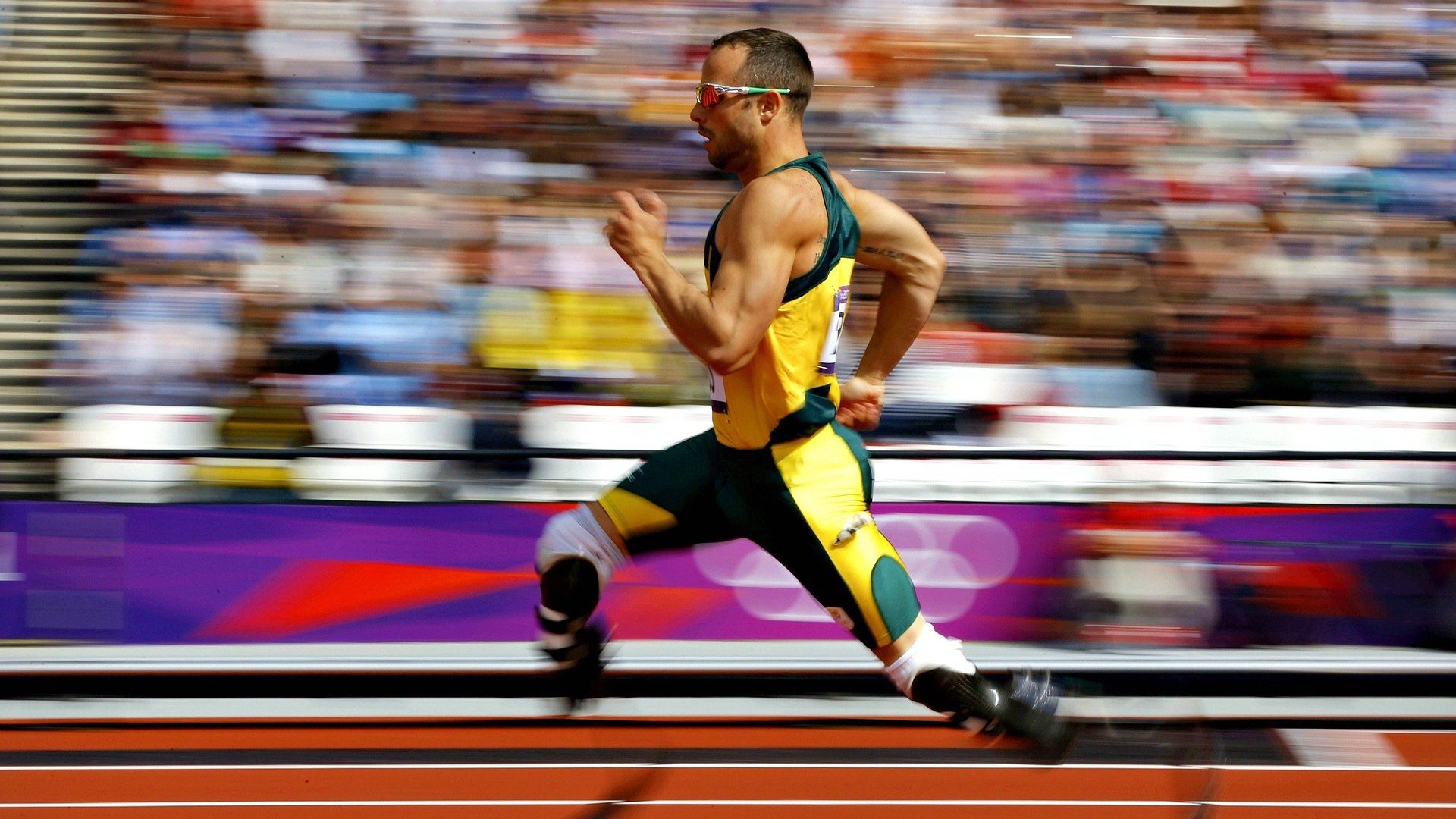 里昂保持高位站位压缩对方进攻空间，里昂战术