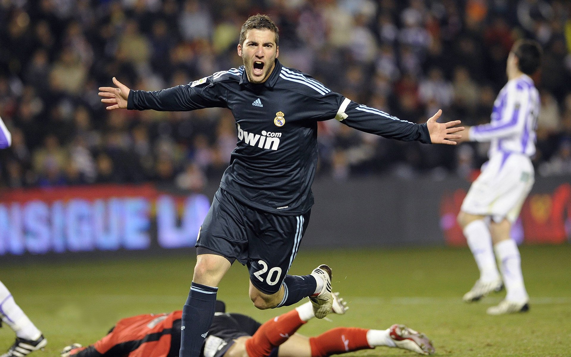 里昂保持高位站位压缩对方进攻空间，里昂战术